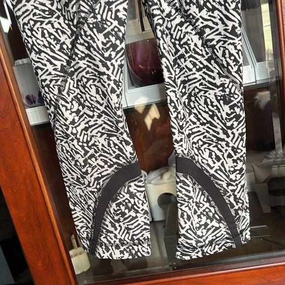Lululemon Inspire Crop Animal Black White - Picture 7 of 10
